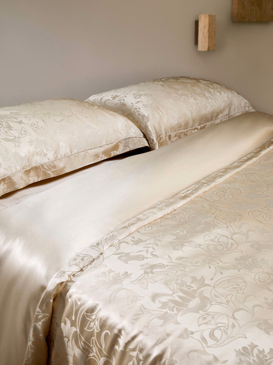Seidenkissenbezug mit Lilienjacquard