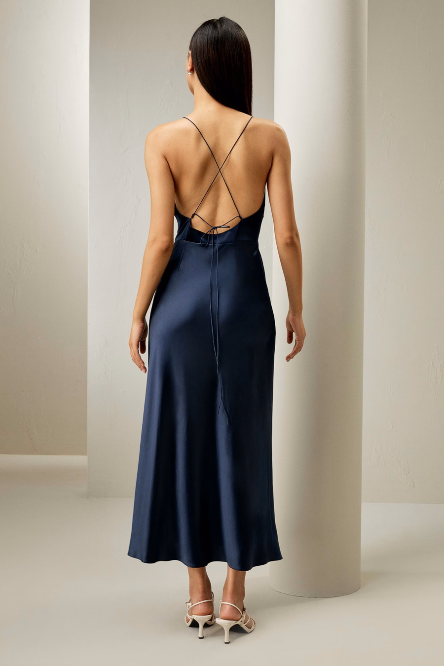 Hintere Bindung Seiden-Maxikleid