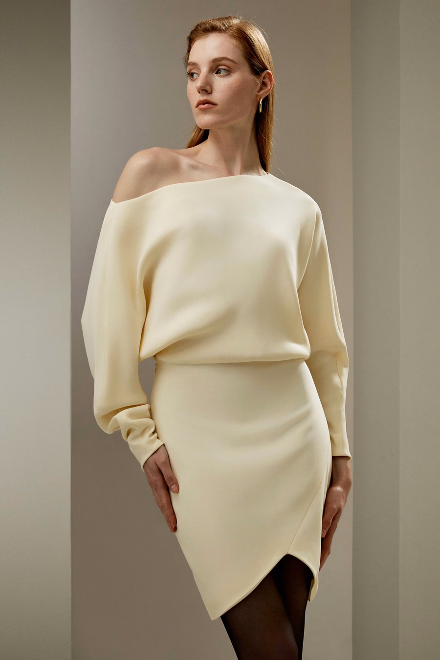 Langärmliges gathered Seiden-Minikleid