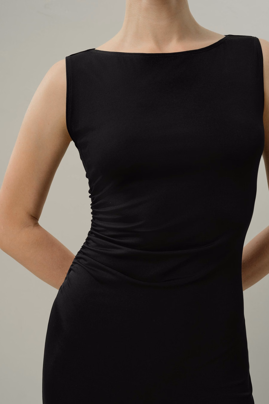 Seidenbreeze-Jersey schlankes, tailliertes asymmetrisches Kleid