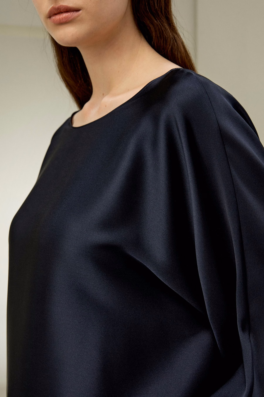 Seiden-Charmeuse Bluse mit Rundhalsausschnitt