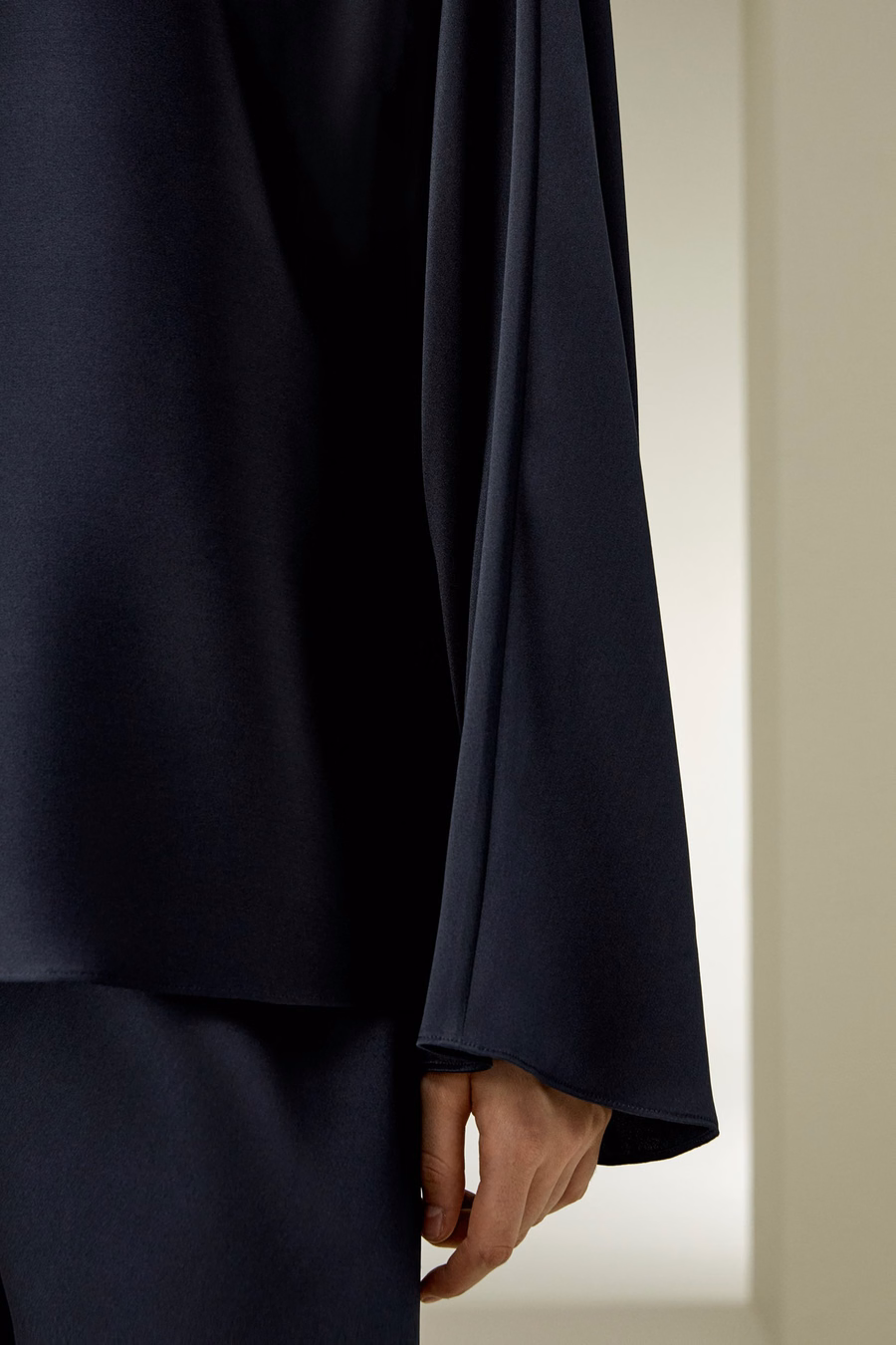 Seiden-Charmeuse Bluse mit Rundhalsausschnitt