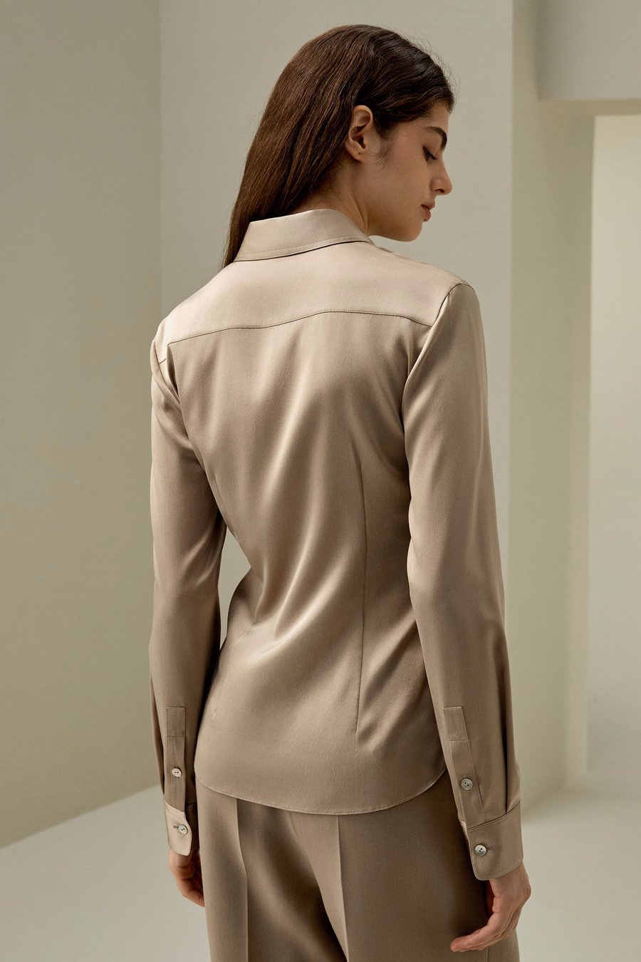 Elegantes Silhouette-Seidenhemd