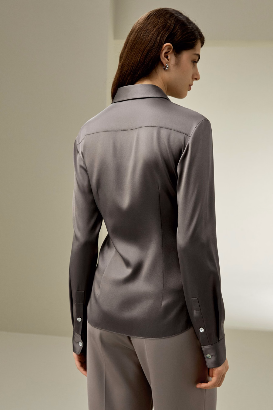 Elegantes Silhouette-Seidenhemd