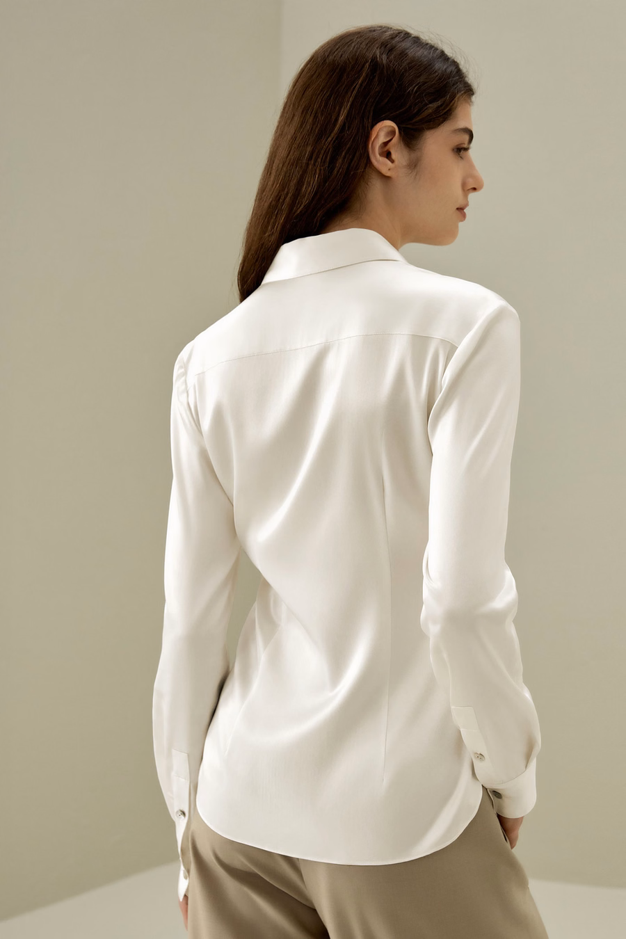 Elegantes Silhouette-Seidenhemd