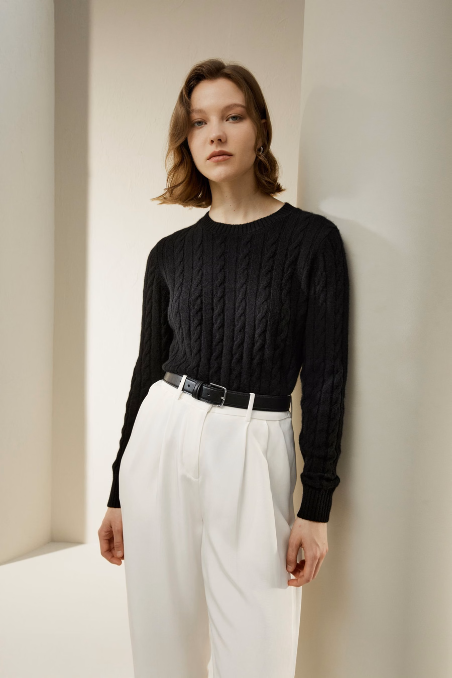 Klassischer Kabelstrickpullover mit gerippten Kanten