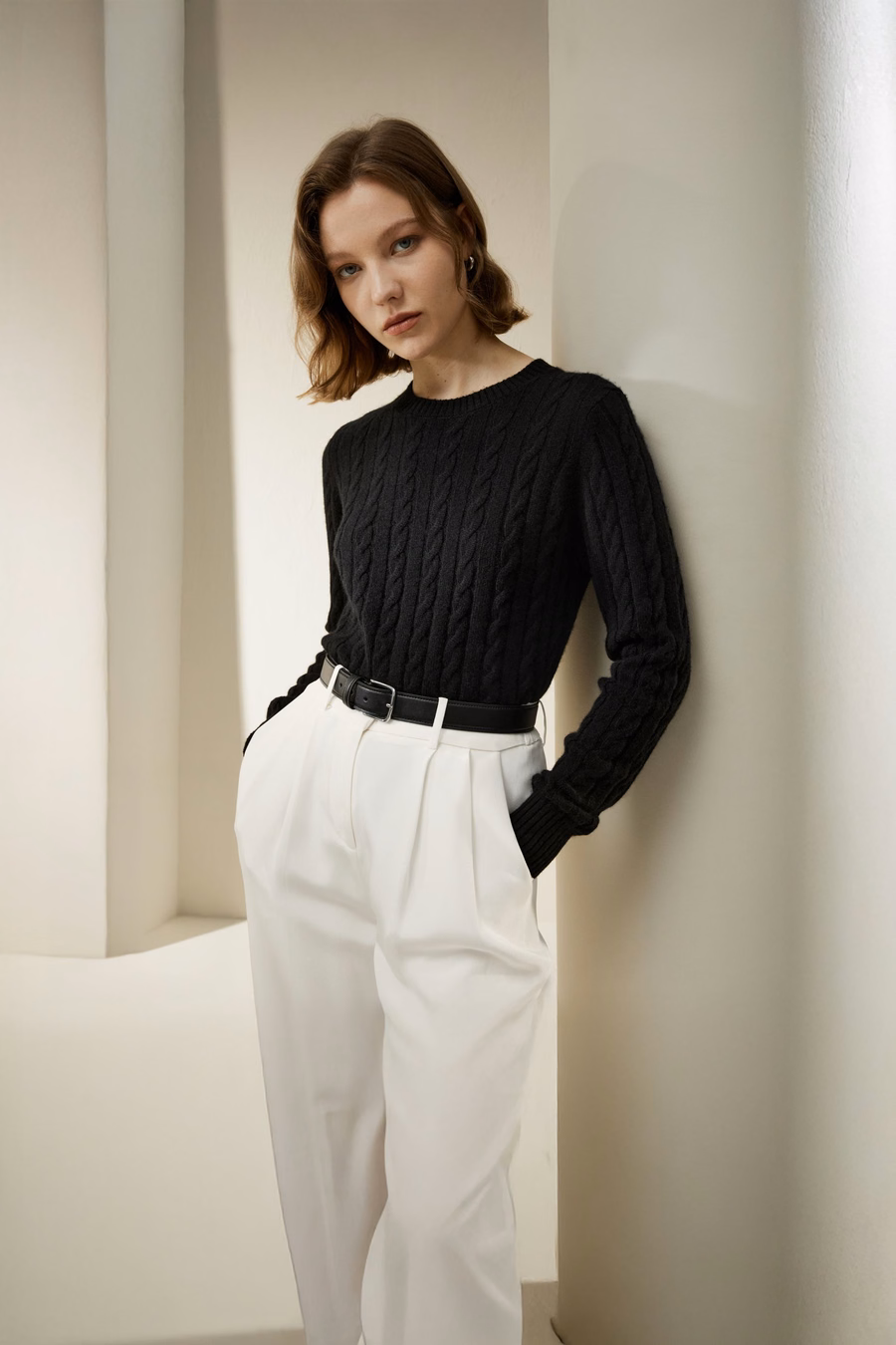 Klassischer Kabelstrickpullover mit gerippten Kanten