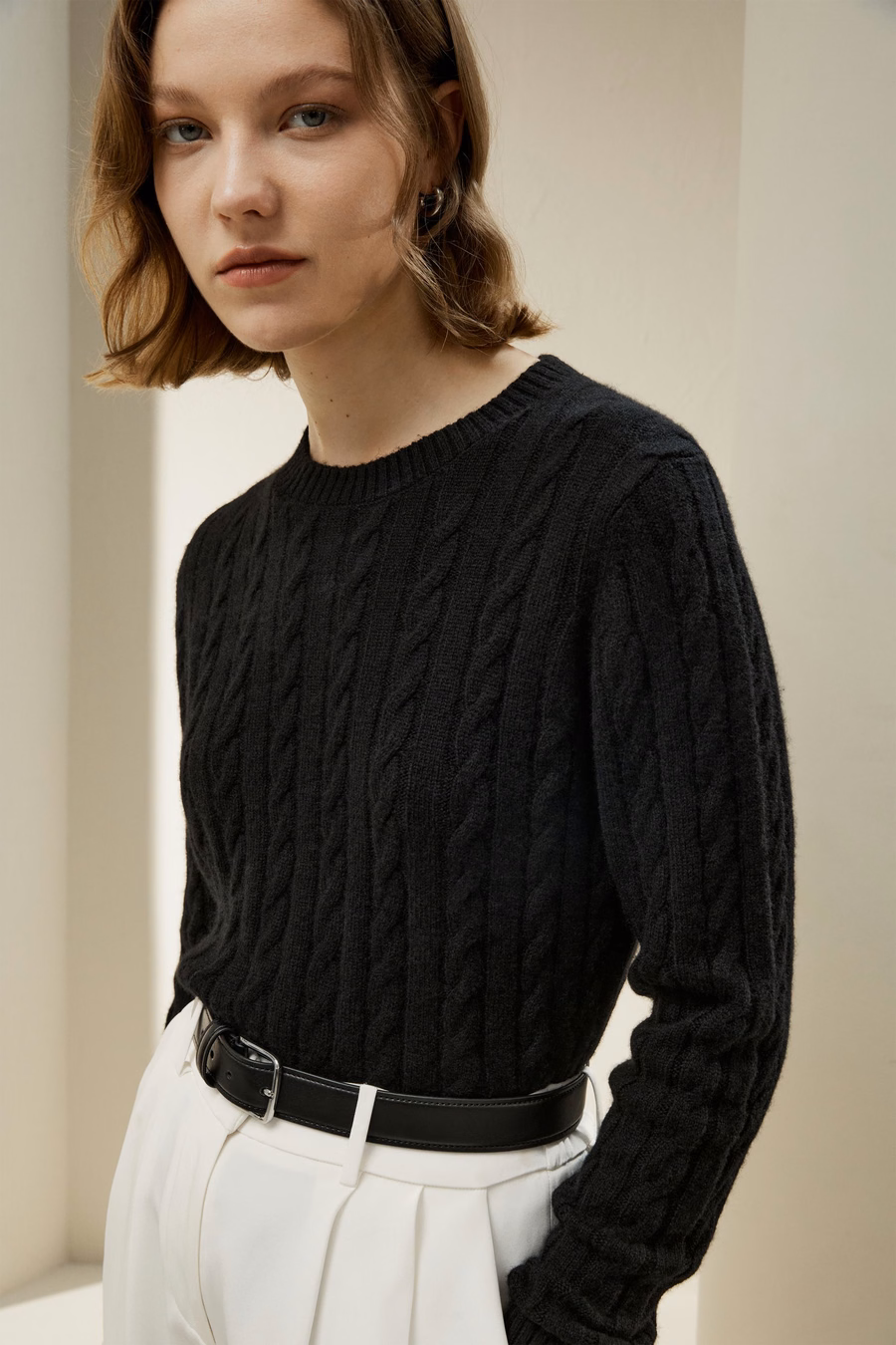 Klassischer Kabelstrickpullover mit gerippten Kanten