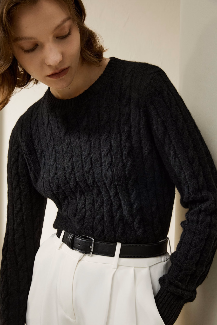 Klassischer Kabelstrickpullover mit gerippten Kanten