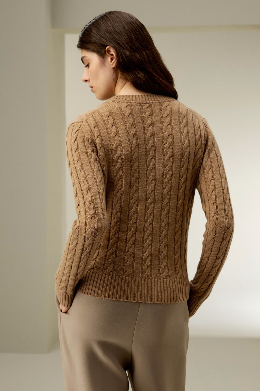 Klassischer Kabelstrickpullover mit gerippten Kanten