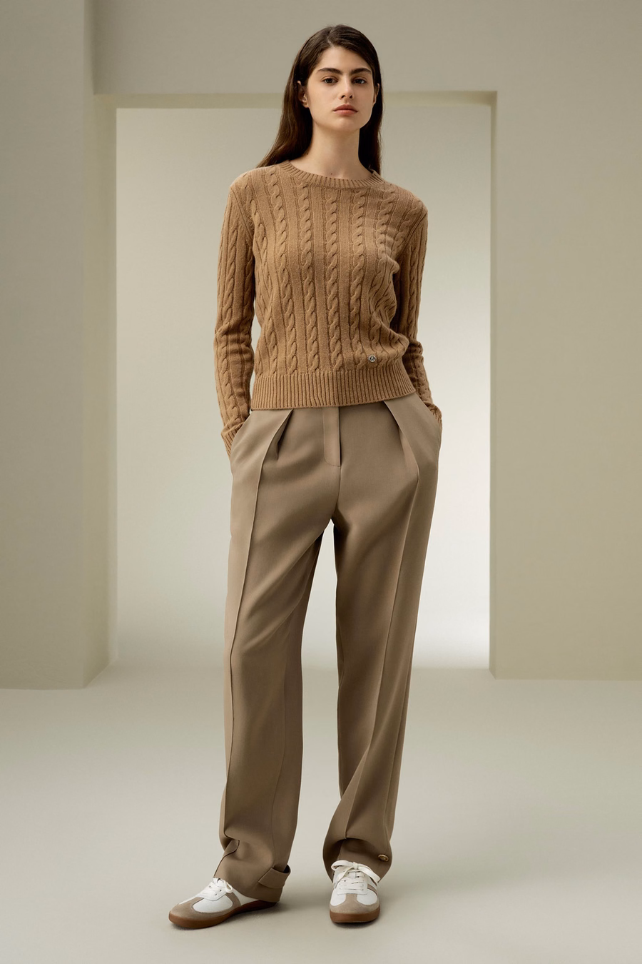Klassischer Kabelstrickpullover mit gerippten Kanten