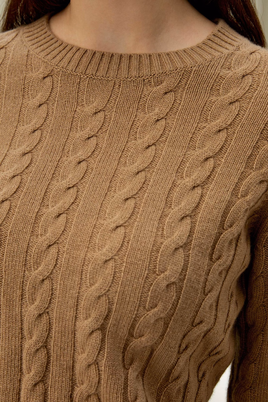Klassischer Kabelstrickpullover mit gerippten Kanten