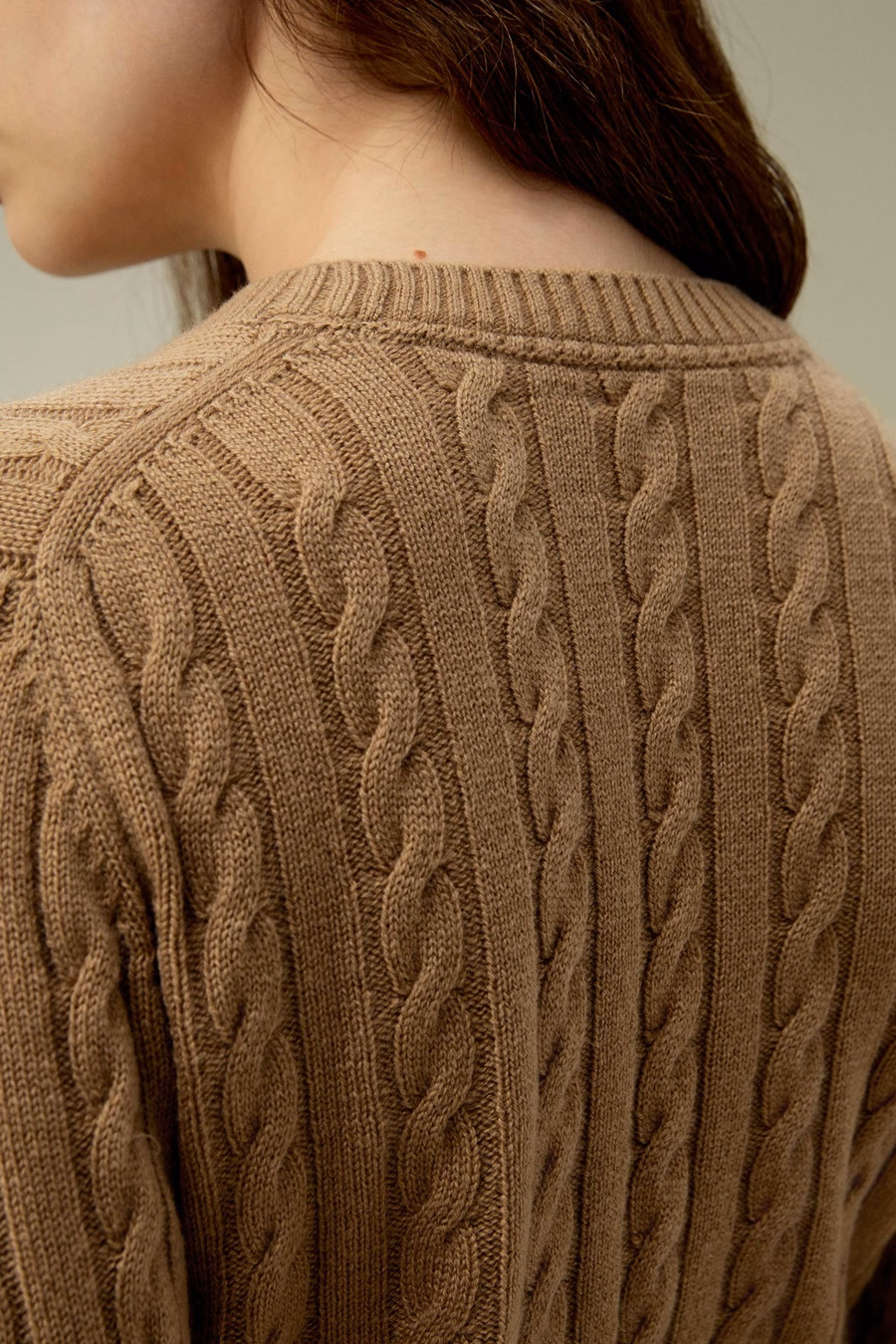 Klassischer Kabelstrickpullover mit gerippten Kanten