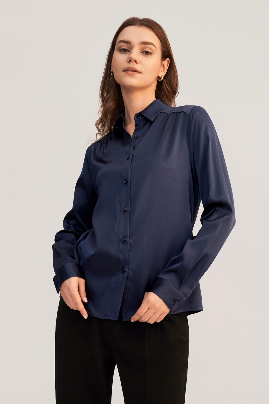 Langärmlige Bluse aus Seide mit Kragen