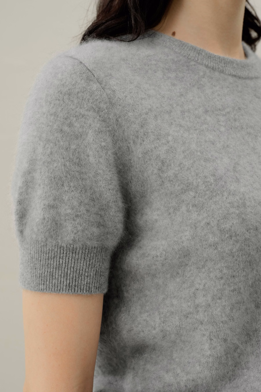 Gebürsteter Kaschmir-Pullover mit kurzen Ärmeln