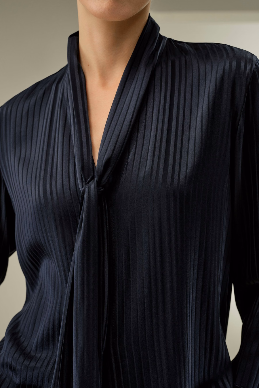 Seidenbluse mit abnehmbarem Band