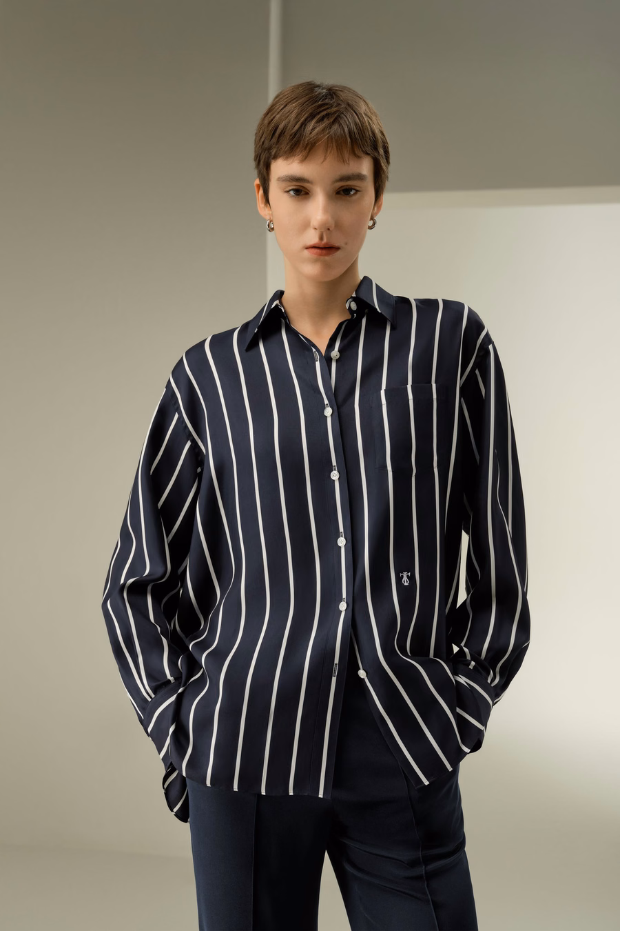Seiden-Twill gestreifte Button-Down-Bluse