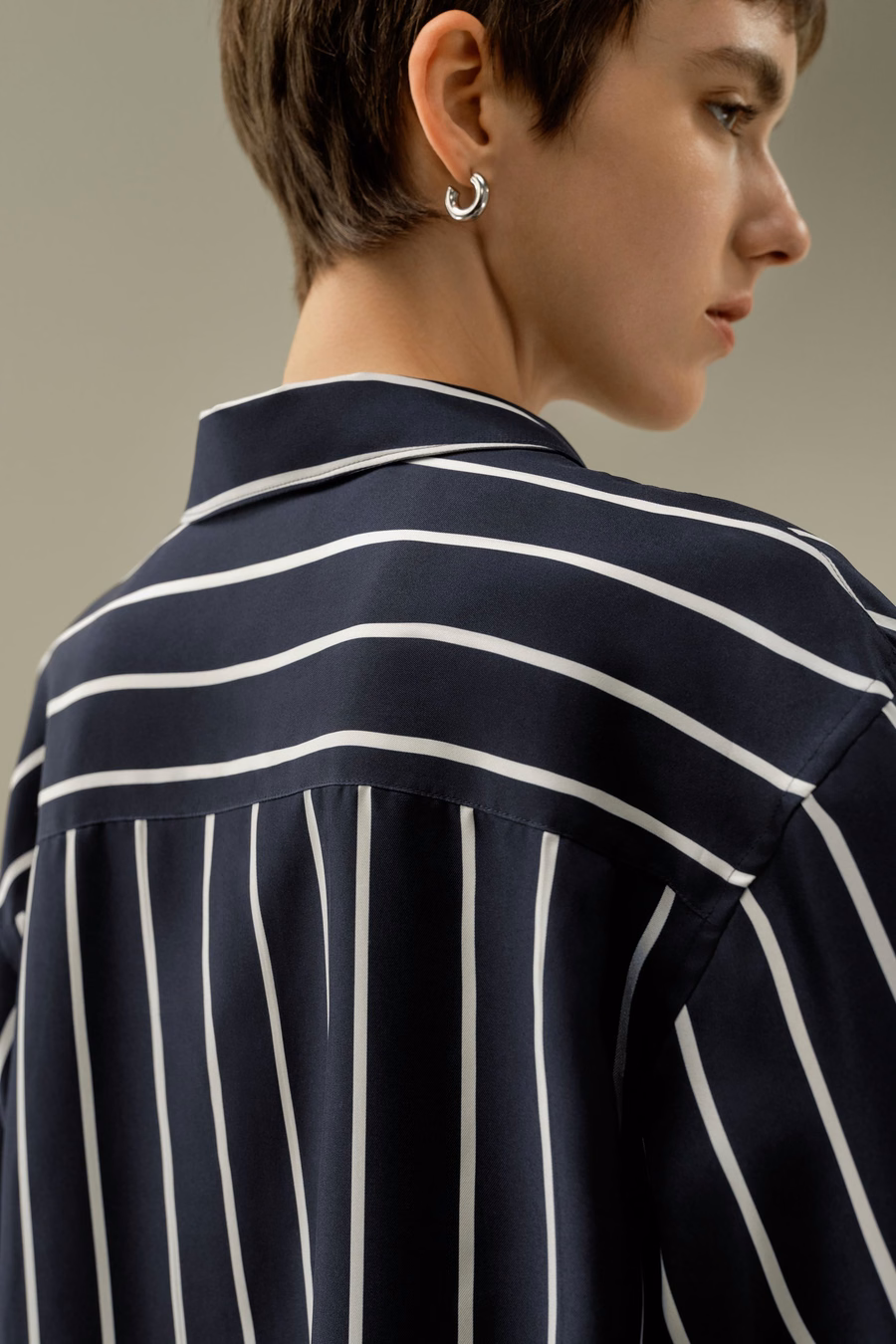 Seiden-Twill gestreifte Button-Down-Bluse