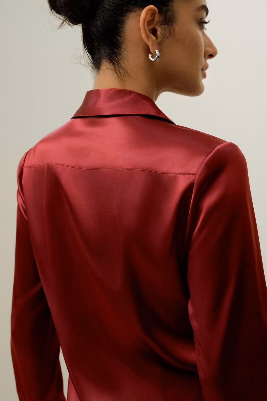 Elegantes Silhouette-Seidenhemd