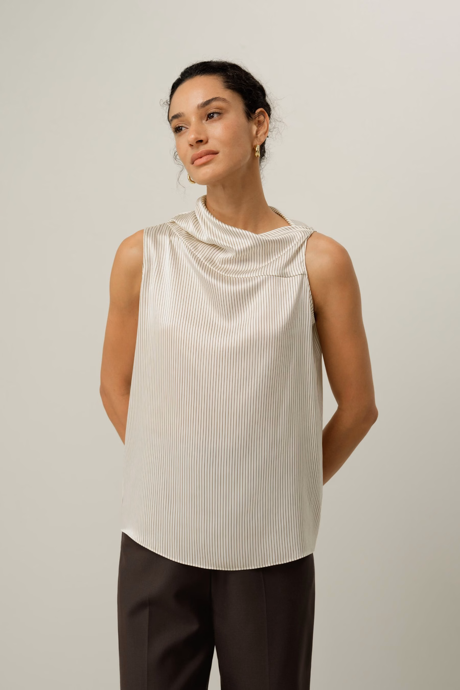Asymmetrisches Seiden-Charmousse-Ärmeloses Top