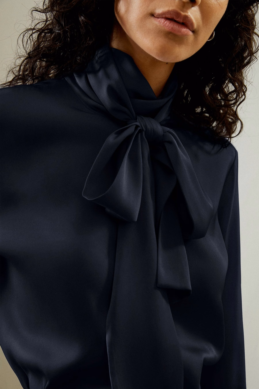 Seiden-Turtleneck-Ribbon-Bluse