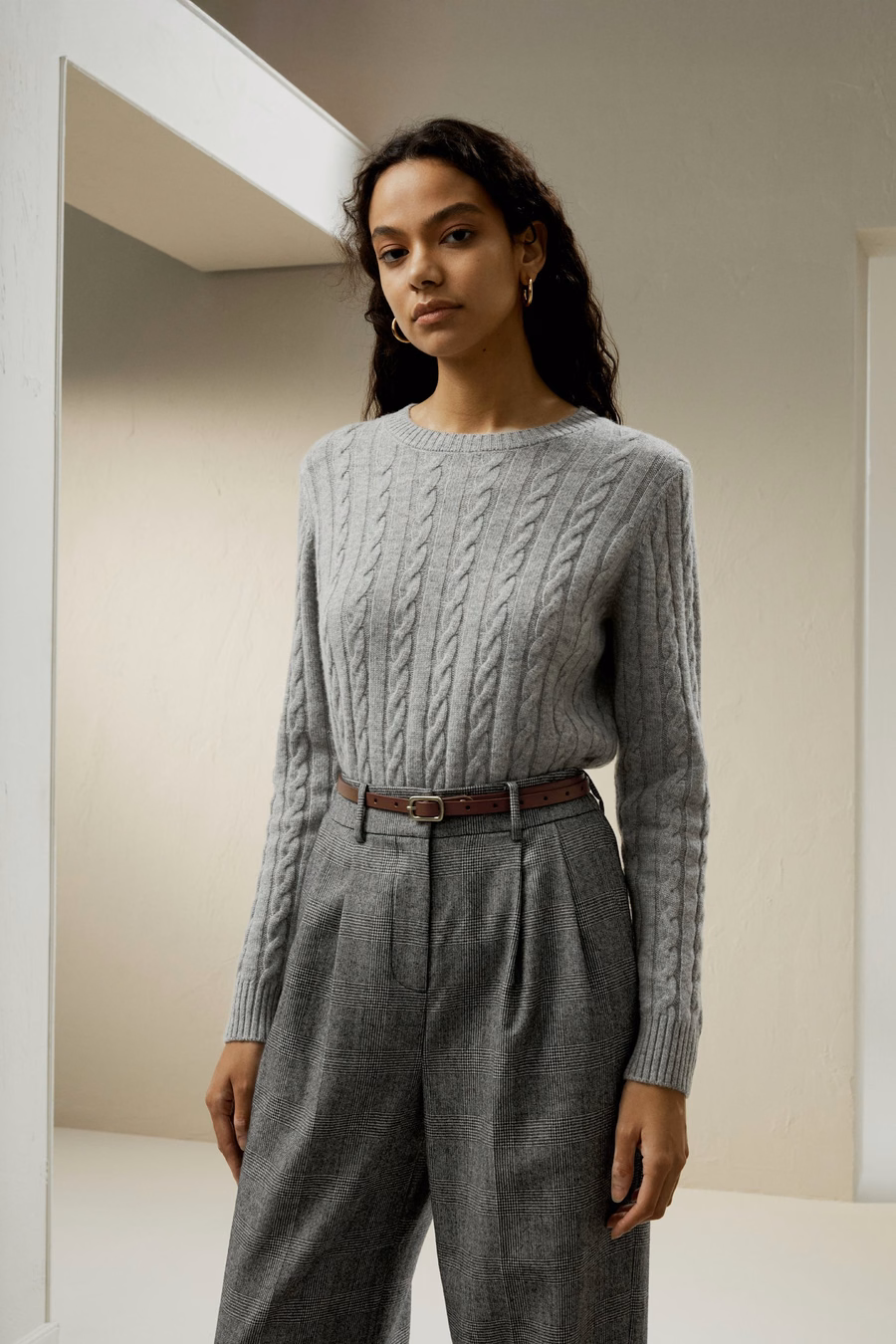Klassischer Kabelstrickpullover mit gerippten Kanten