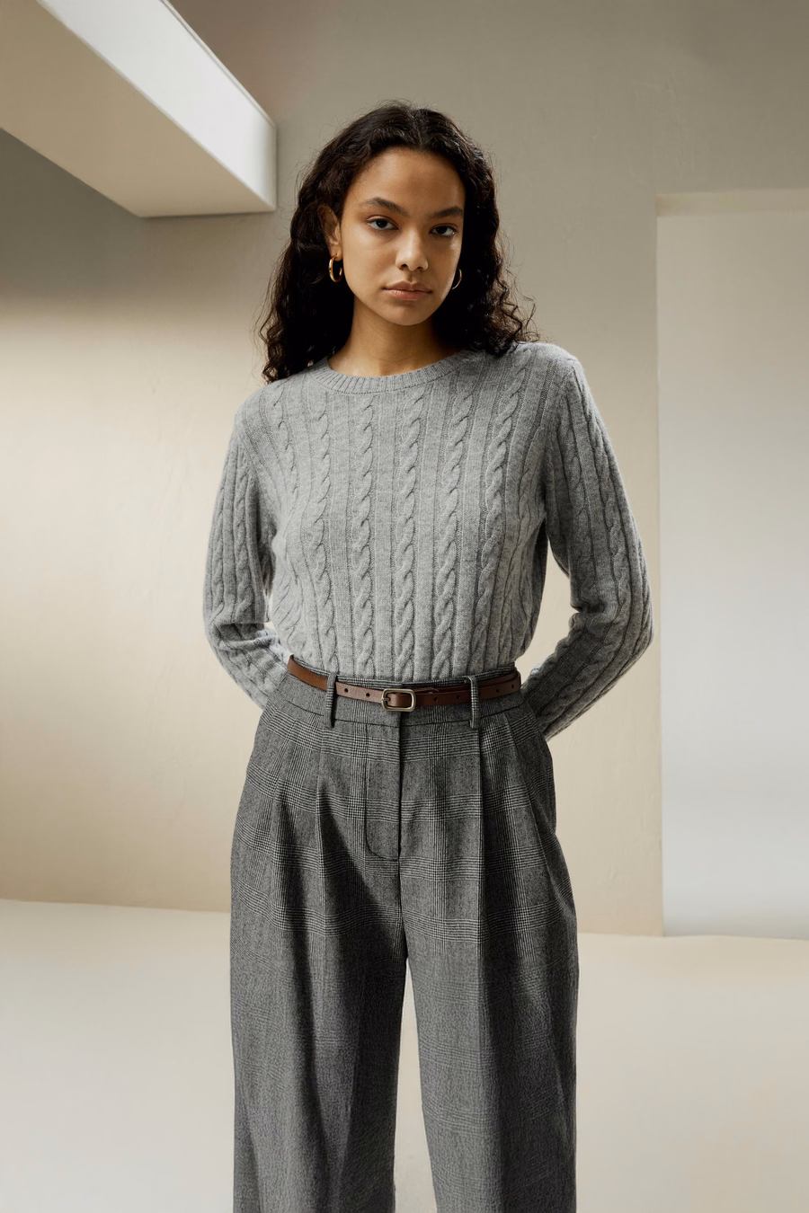 Klassischer Kabelstrickpullover mit gerippten Kanten