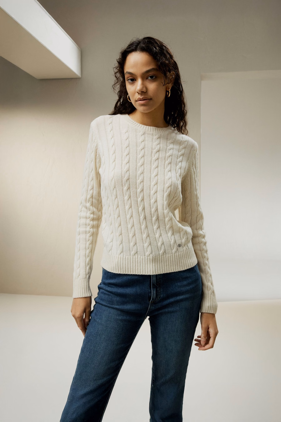 Klassischer Kabelstrickpullover mit gerippten Kanten