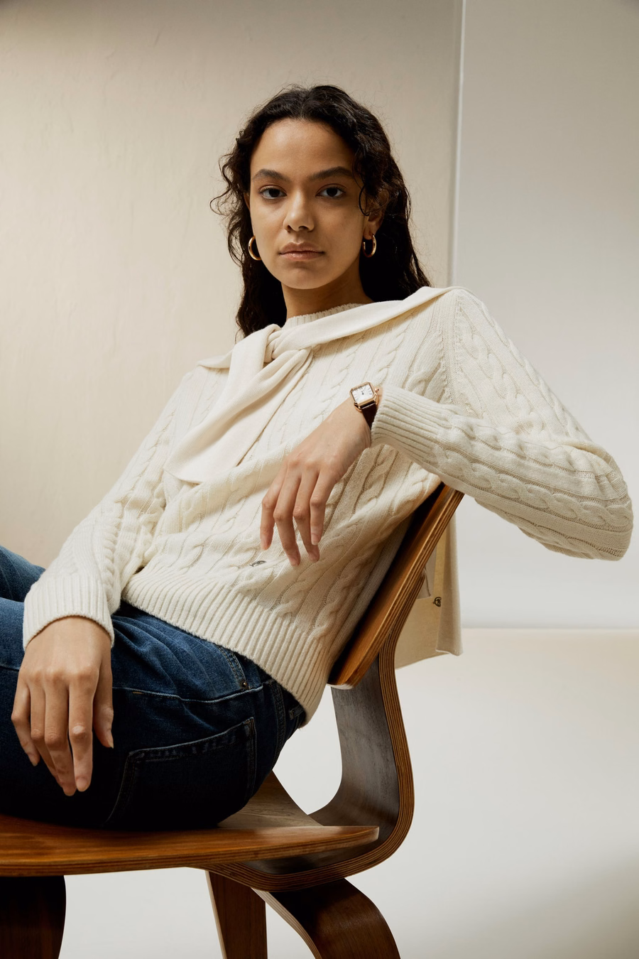 Klassischer Kabelstrickpullover mit gerippten Kanten