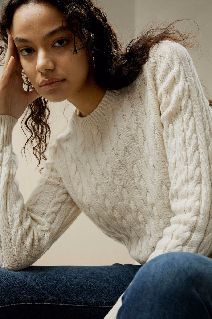 Klassischer Kabelstrickpullover mit gerippten Kanten