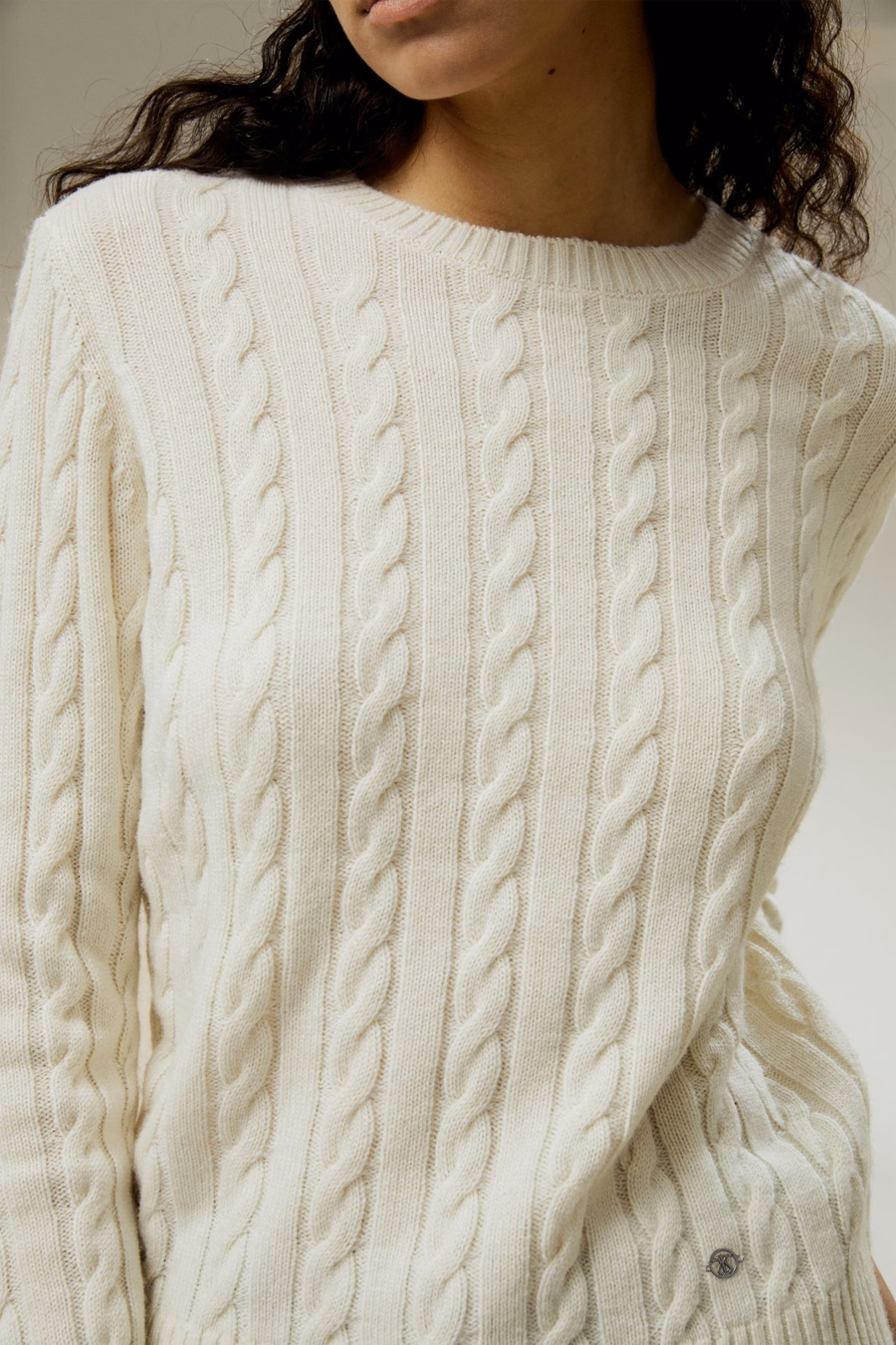 Klassischer Kabelstrickpullover mit gerippten Kanten