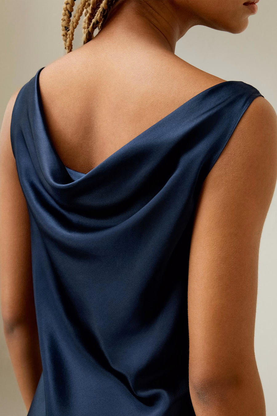 Cowl-Neck-Seiden-Midikleid