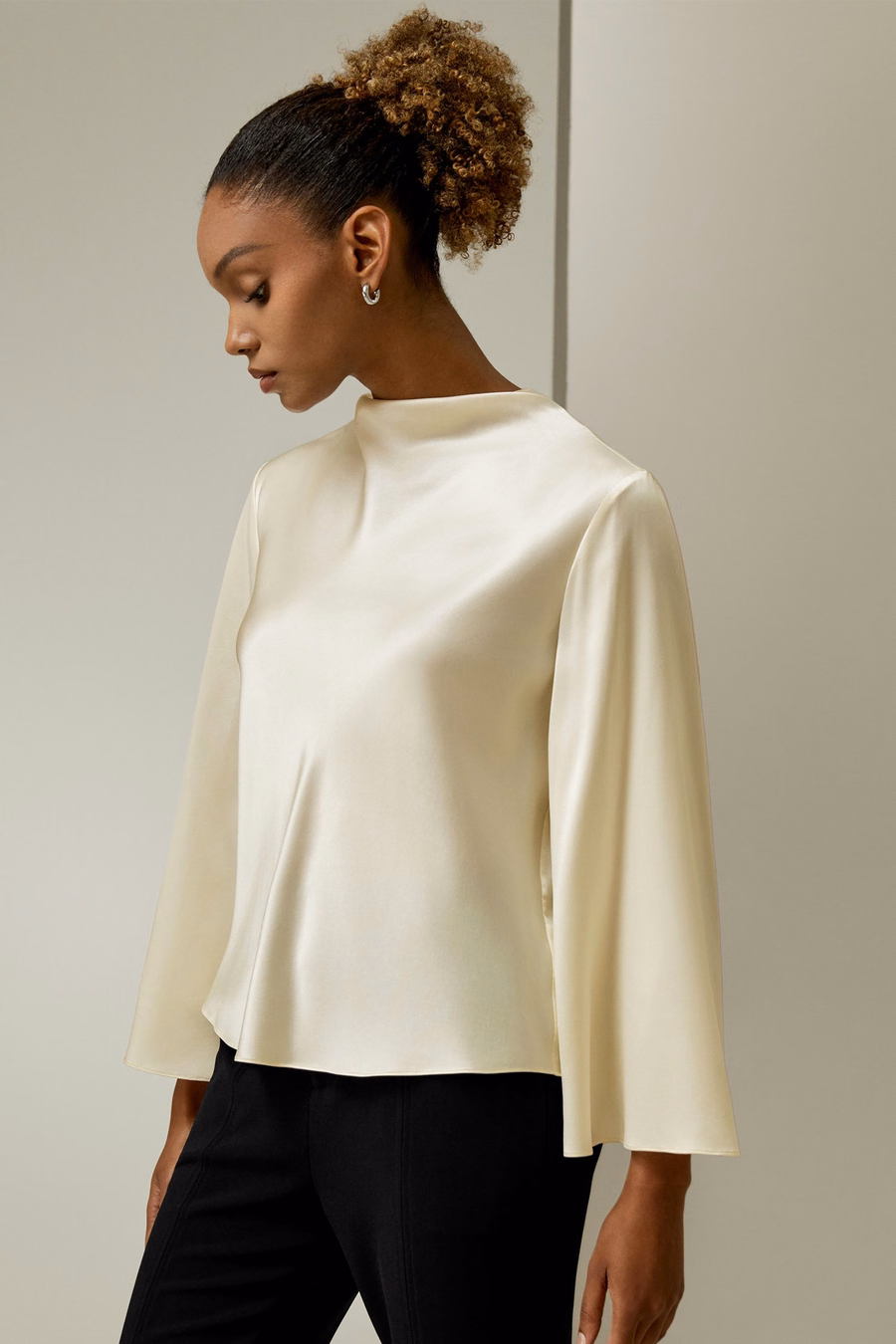 Minimalistisches Seidentop mit Glockenärmeln