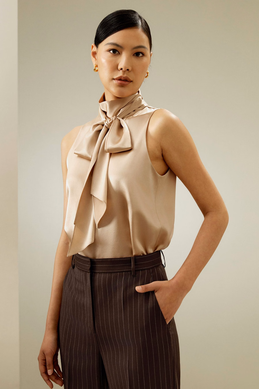Ärmellose Seidenbluse mit Bindeband