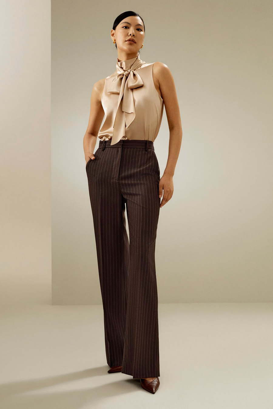 Ärmellose Seidenbluse mit Bindeband