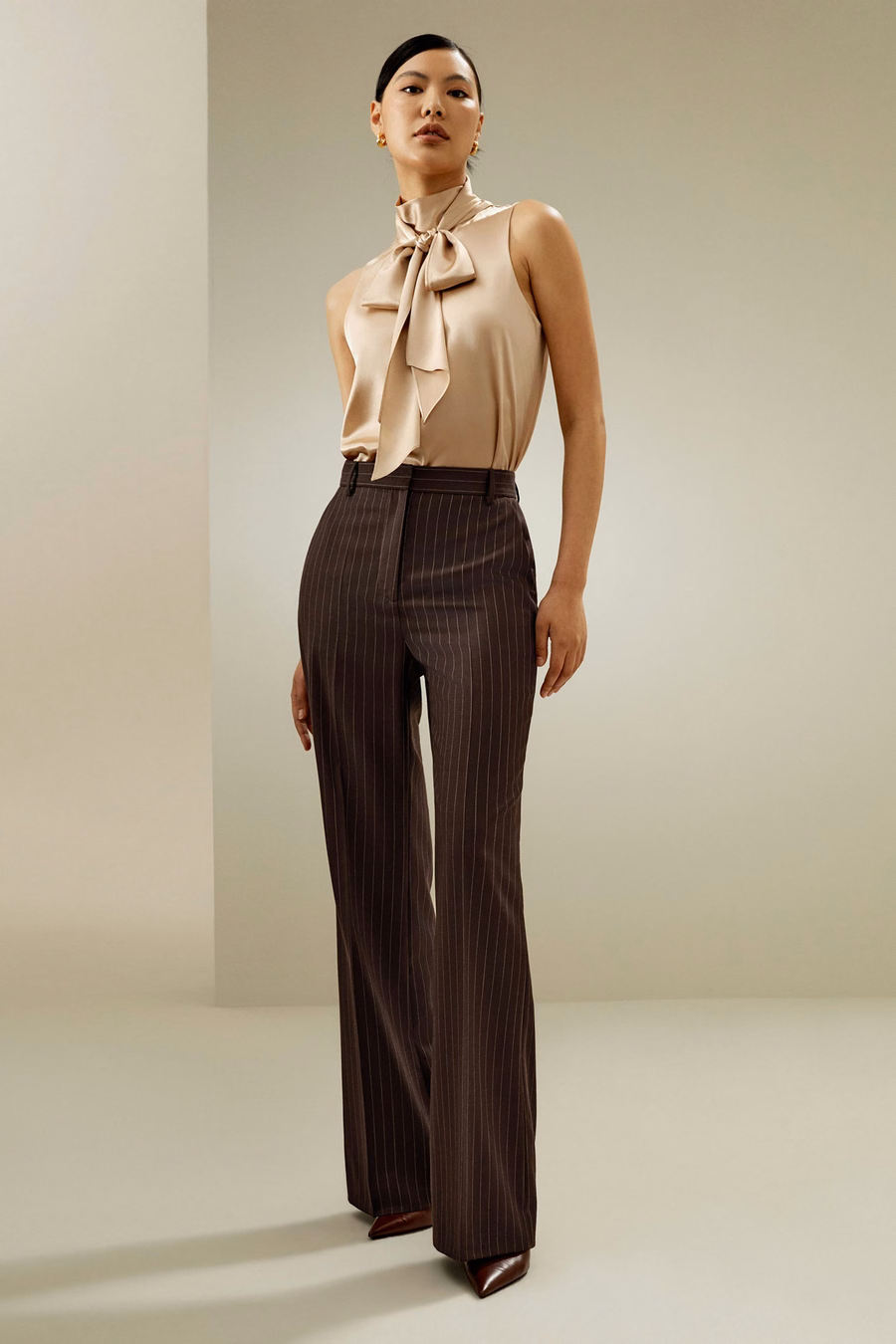 Ärmellose Seidenbluse mit Bindeband