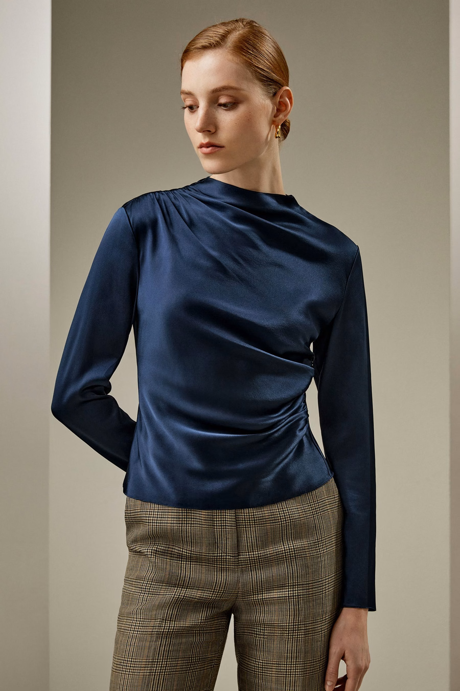 Schrägwellige Seidenbluse