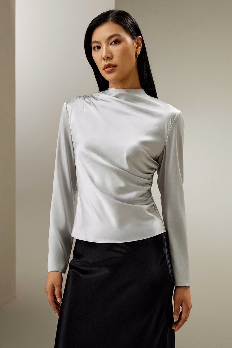 Schrägwellige Seidenbluse