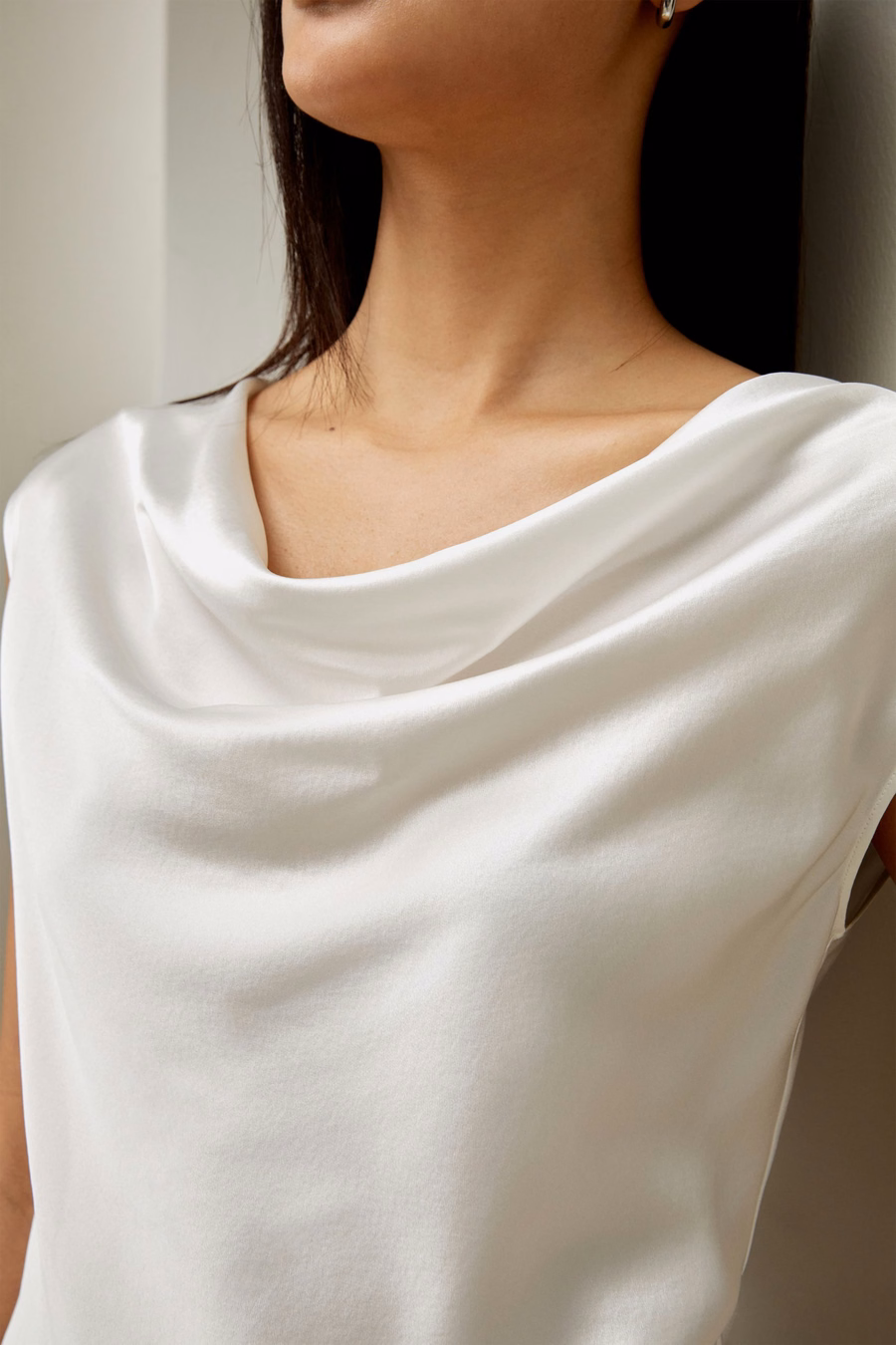 Seiden-Charméuse-Top mit Cowl-Neck