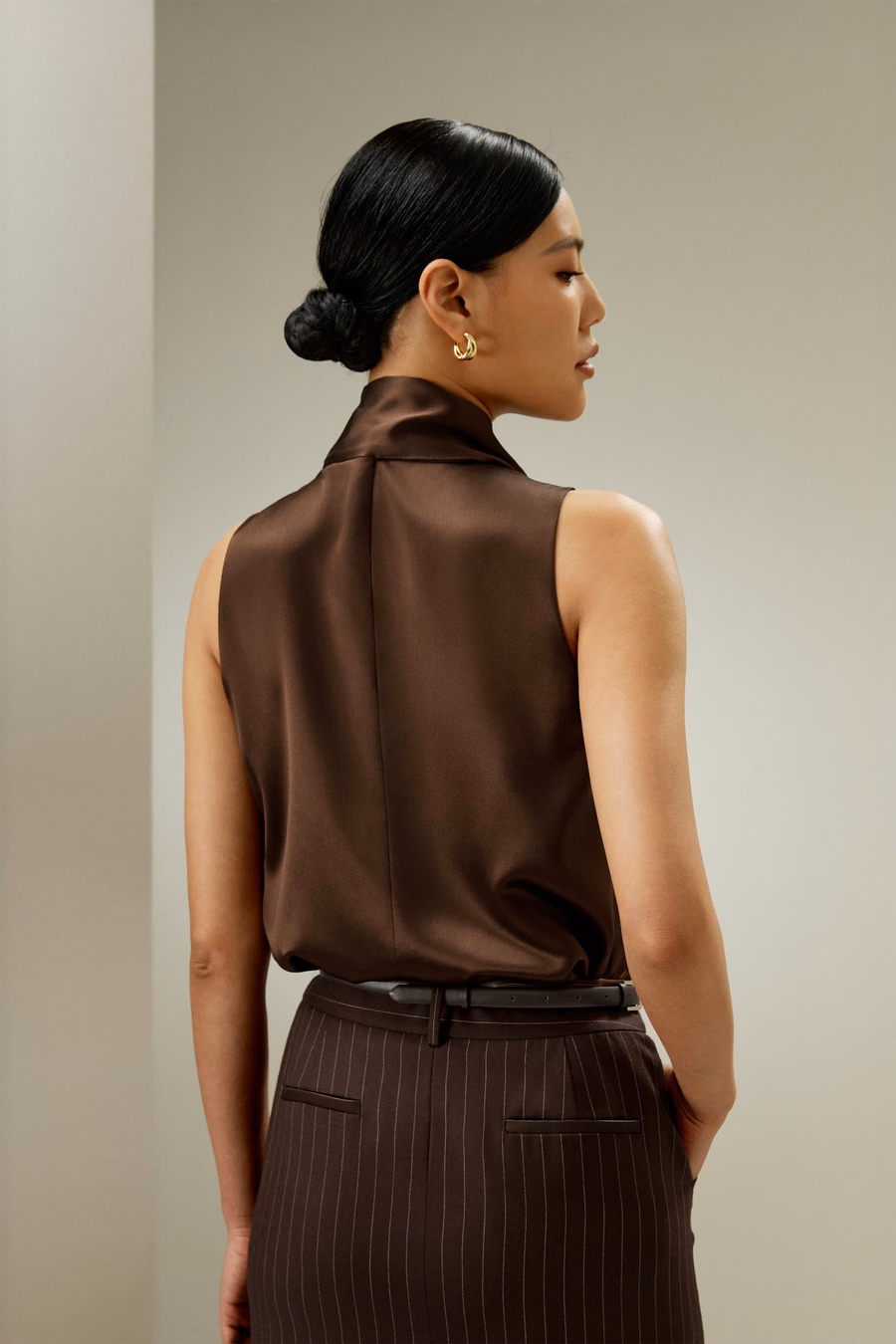 Ärmellose Seidenbluse mit Bindeband