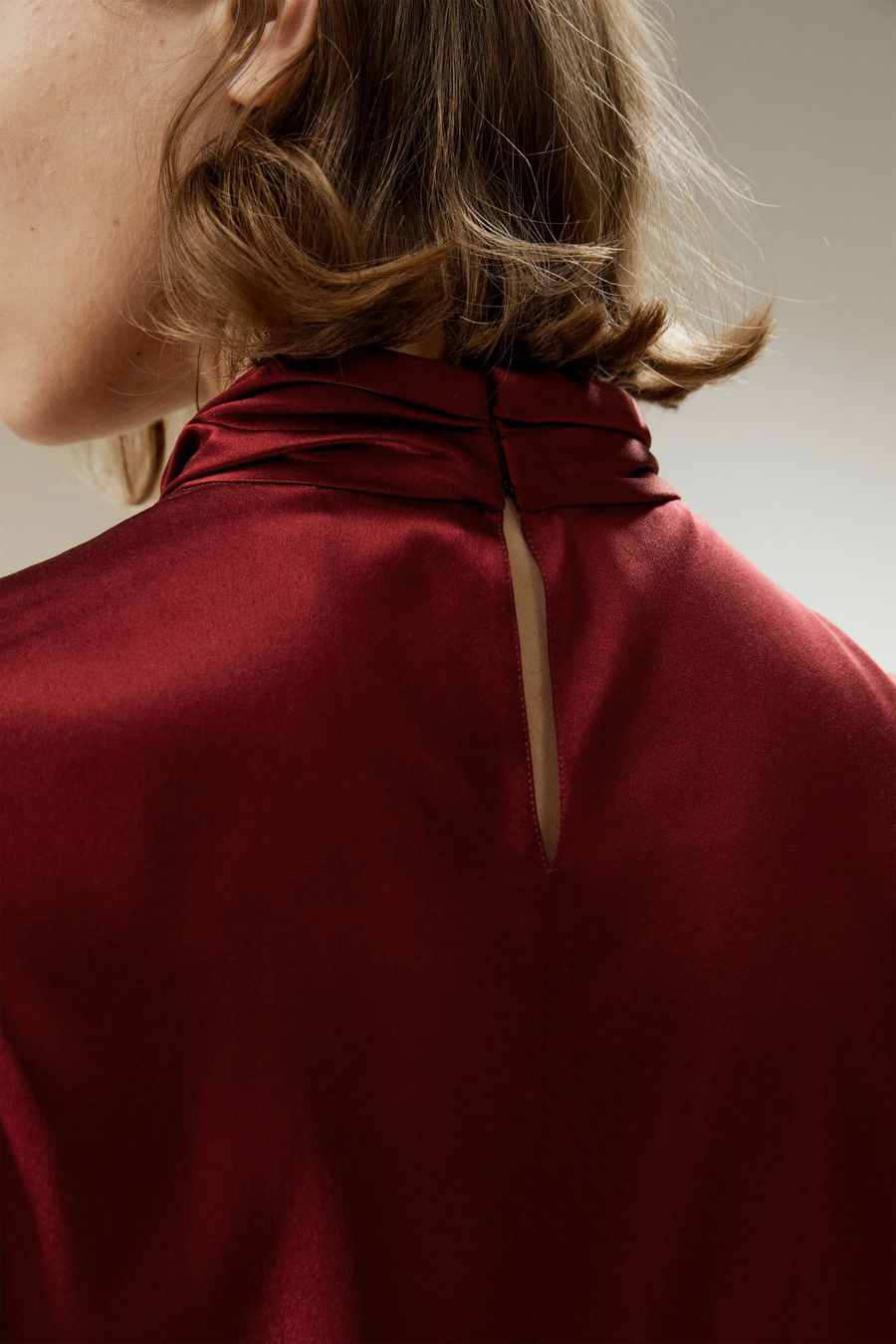 Asymmetrisches, verziertes Faltenhemd