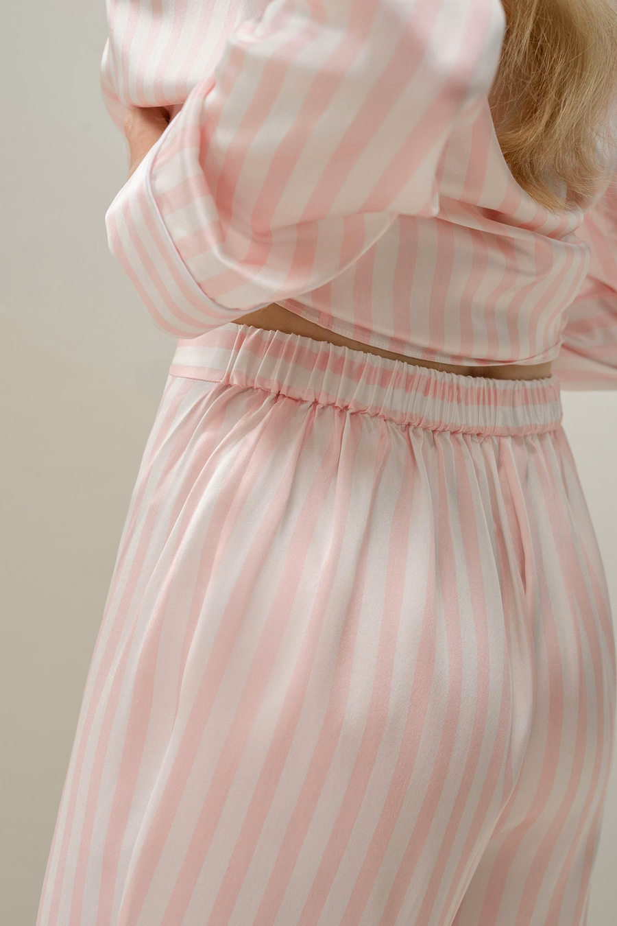 Gestreiftes Charmeuse-Pyjama-Set