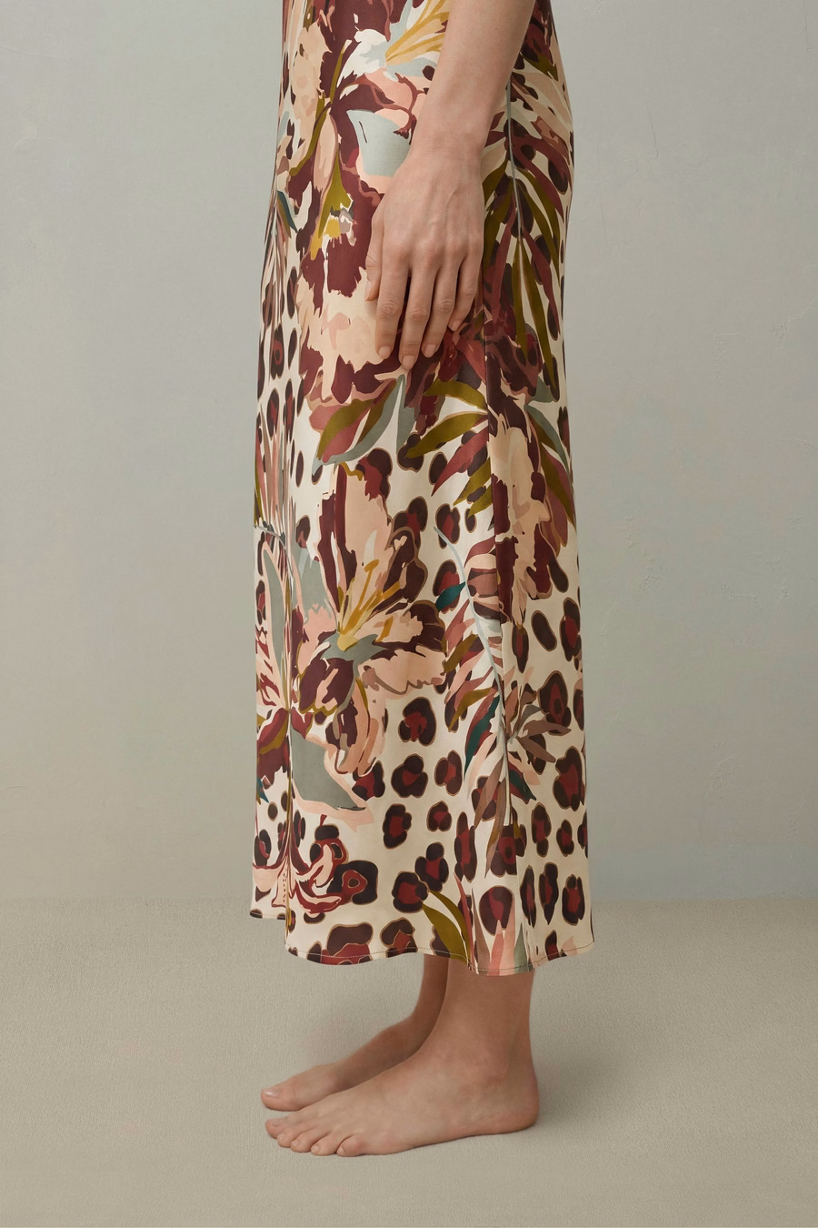 Minimalistisches Seidenprint-Maxikleid