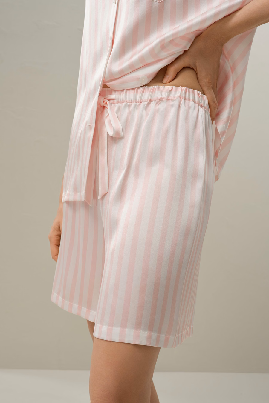 Gestreiftes Charmeuse Kurzpyjama-Set