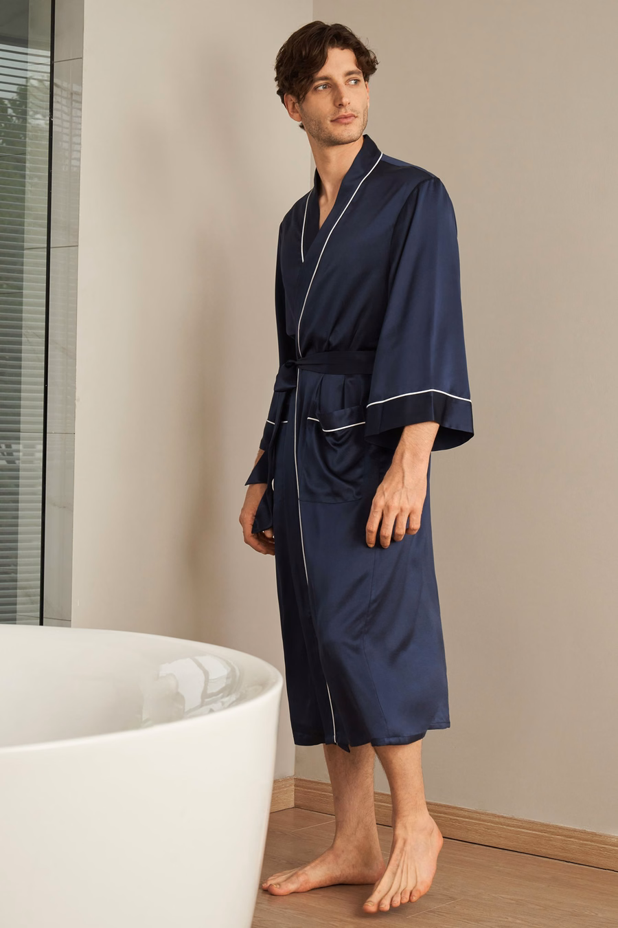 Kimono-Seidenrobe mit Paspel