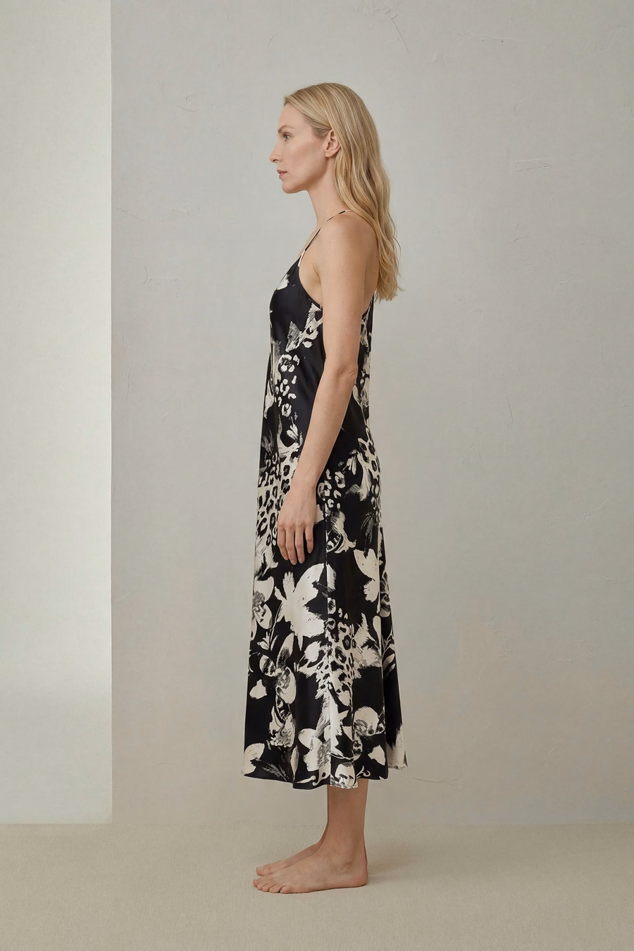 Minimalistisches Seidenprint-Maxikleid