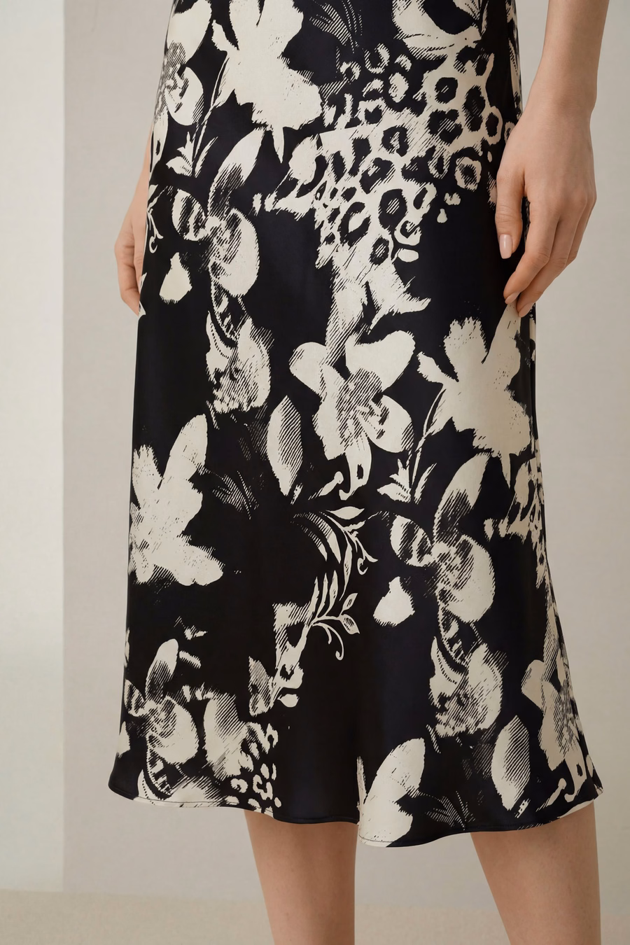Minimalistisches Seidenprint-Maxikleid
