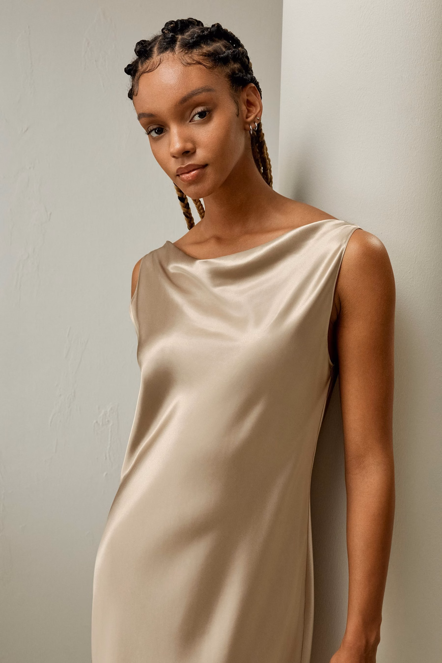 Schulterfreies Cowl-Neck Watershine Seiden-Midi-Kleid