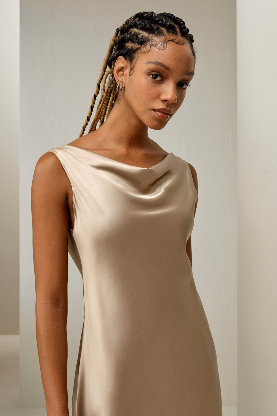 Schulterfreies Cowl-Neck Watershine Seiden-Midi-Kleid