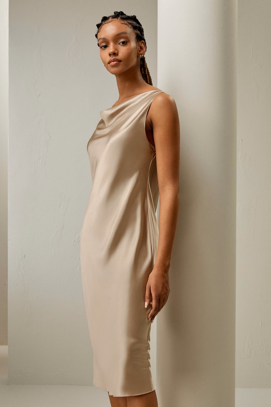 Schulterfreies Cowl-Neck Watershine Seiden-Midi-Kleid
